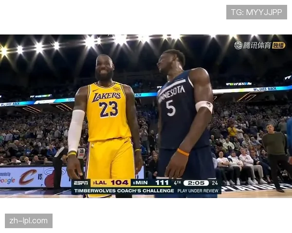 詹姆斯与爱德华兹赛后长时间拥抱交谈